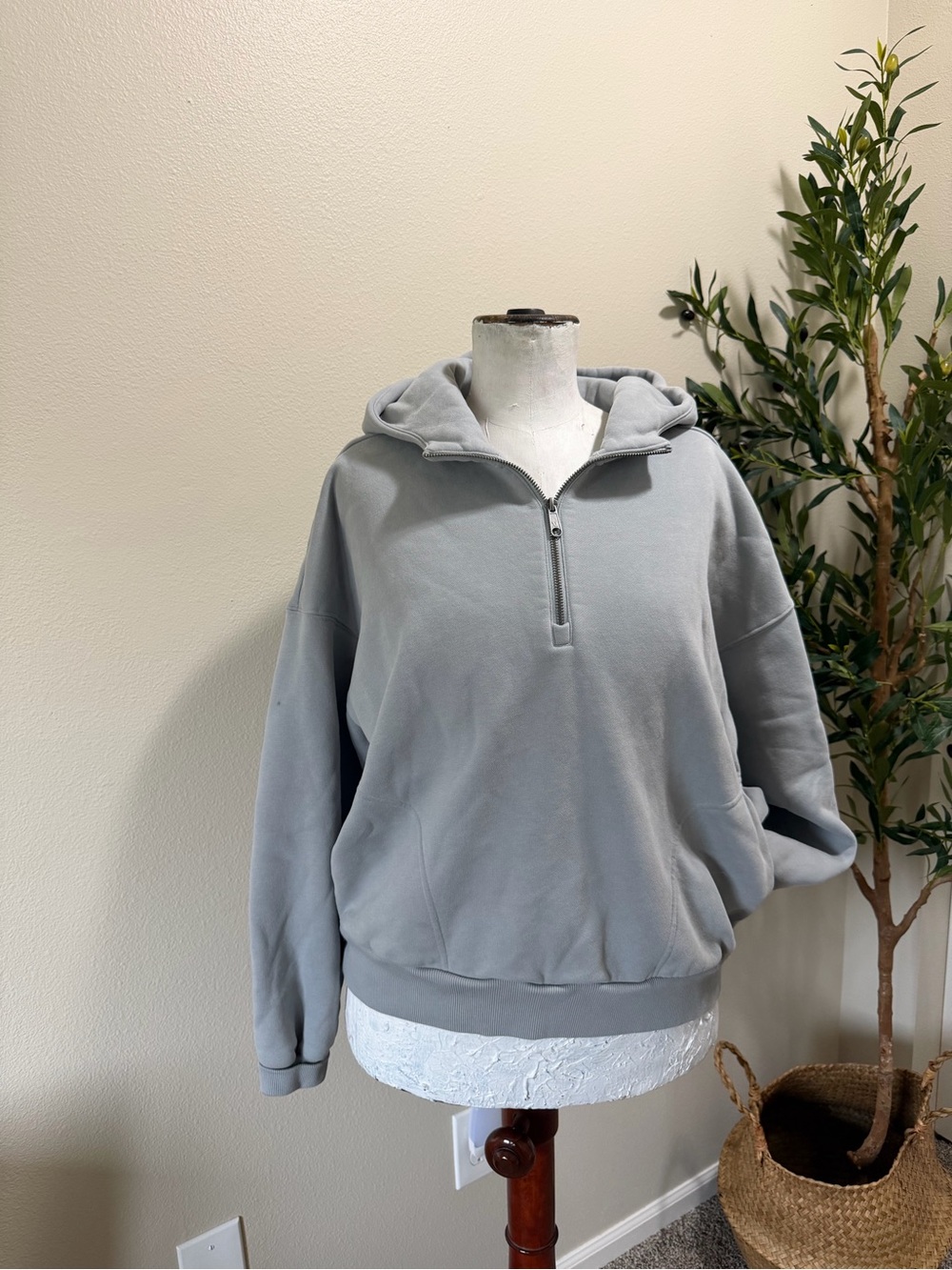 Vuori women's  Light Gray/blue Half-Zip Hoodie SO SOFT like new!